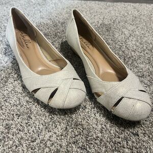 Abella True Comfort Women’s Beige Wedge Heel Flats With Gold Tones Size 7.5